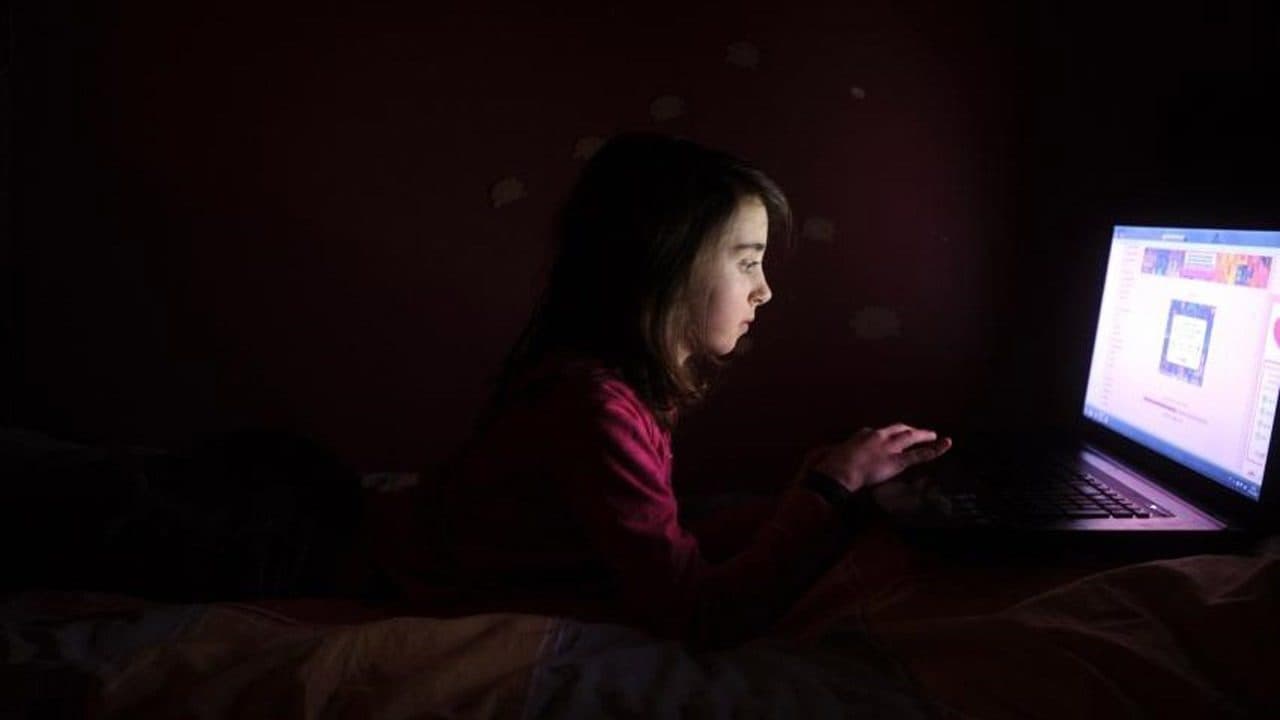 Quand les réseaux sociaux ouvrent les portes à la prostitution infantile