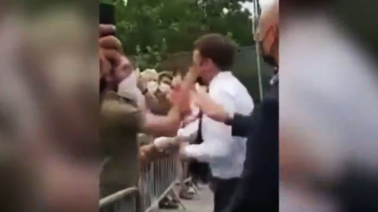Emmanuel Macron giflé par un individu dans la Drôme