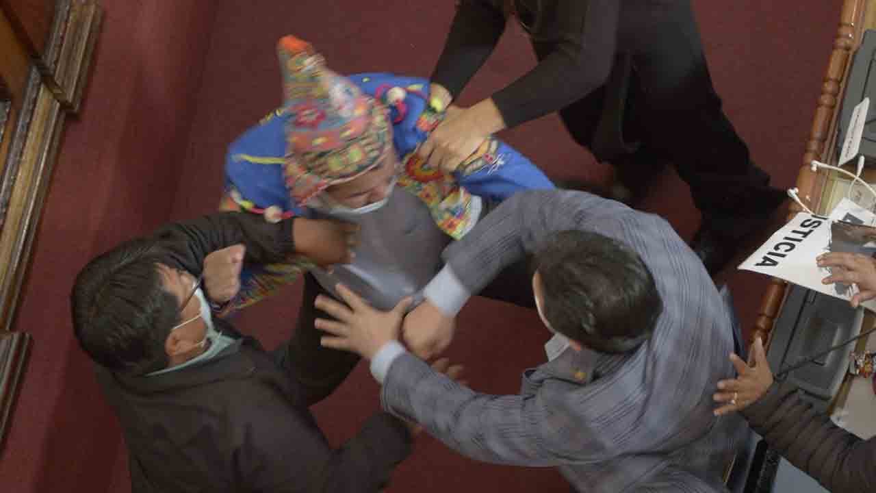 En pleine assemblée, une violente bagarre éclate entre deux parlementaires boliviens [VIDEO]