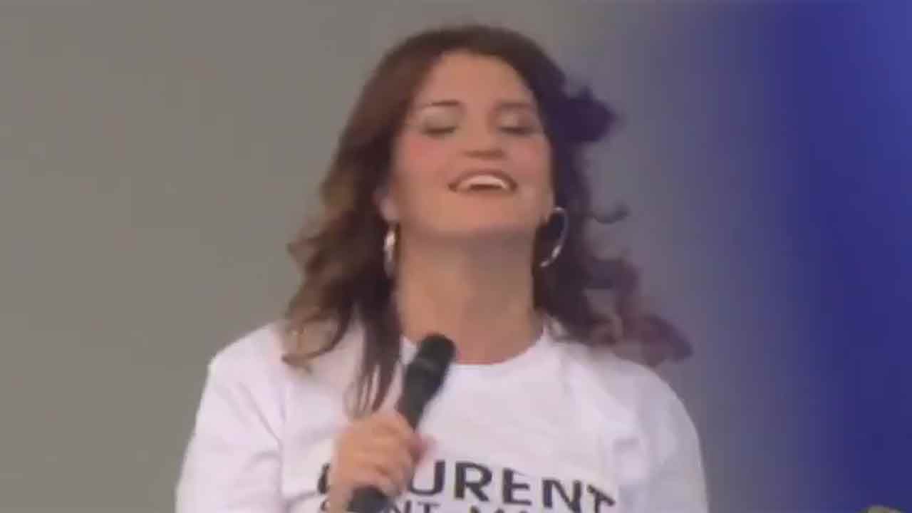 Marlène Schiappa se ridiculise complètement en chantant pour son candidat sur scène [VIDEO]