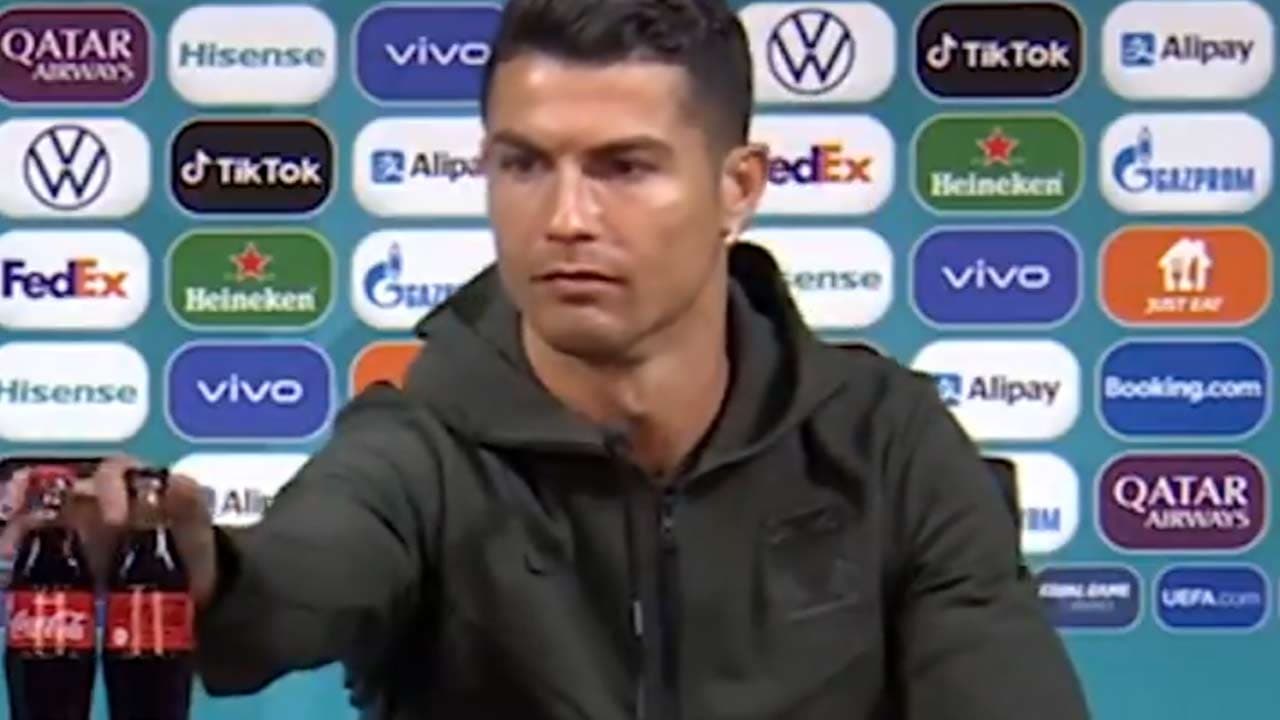 Quand Ronaldo écarte les bouteilles de Coca-Cola, sponsor de l'Euro de football