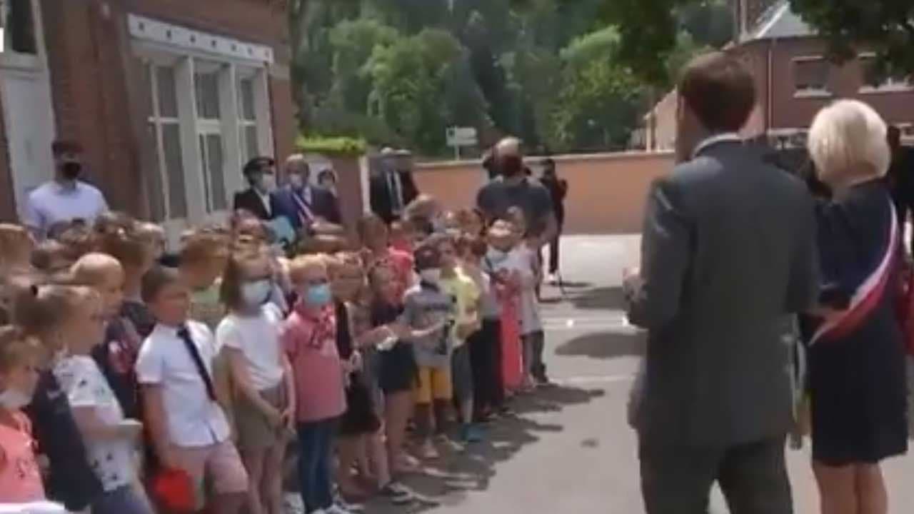 « Ça va la claque que tu t'es prise ? » : un enfant apostrophe Macron [VIDEO]