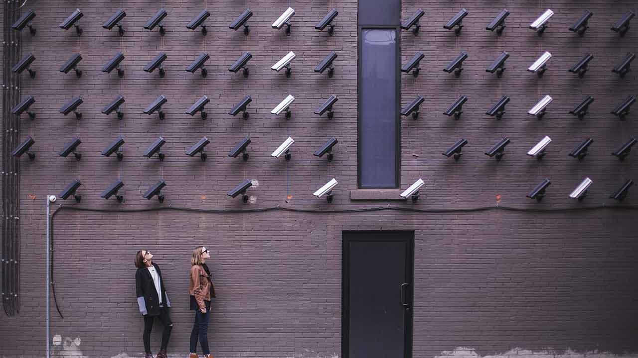 « Si une dictature sauve des vies » : les réflexions glaçantes d'un rapport du sénat qui prône une surveillance de masse