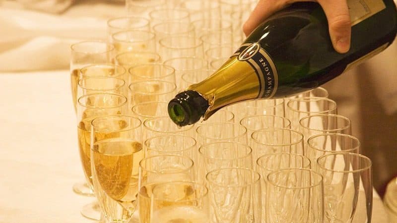 La Russie interdit aux producteurs de champagne français d'appeler leur champagne « champagne »
