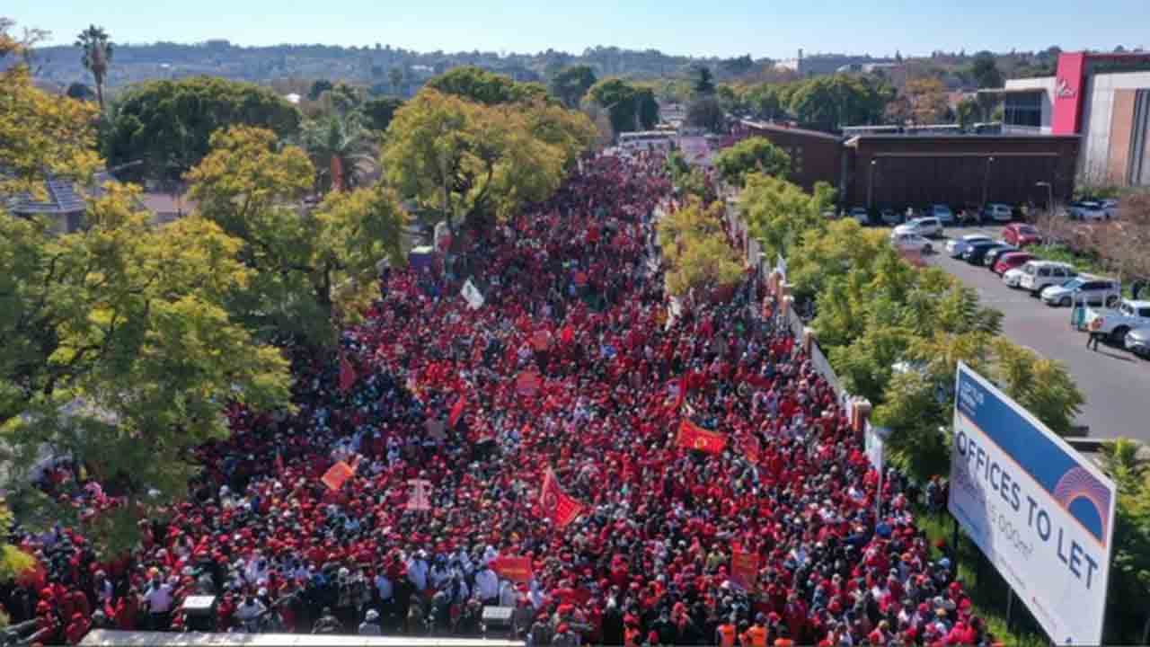Afrique du Sud : des milliers de manifestants réclament des vaccins contre la Covid-19