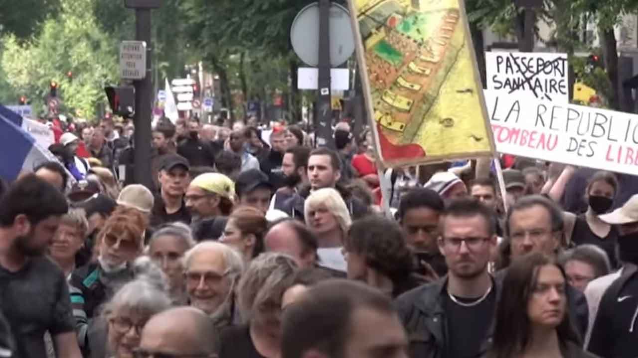 Des milliers de personnes manifestent contre le passe sanitaire