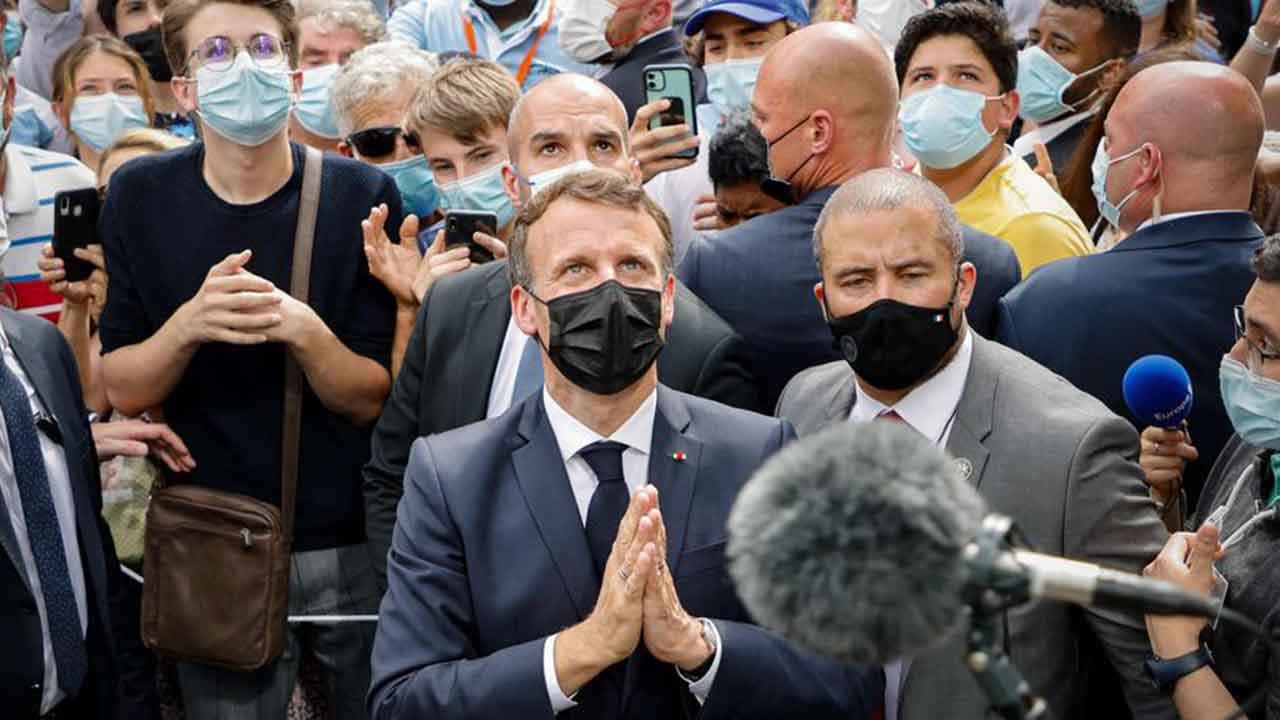 Venu chasser le vote des catholiques à Lourdes, Macron se fait vivement interpeller par un croyant [VIDEO]