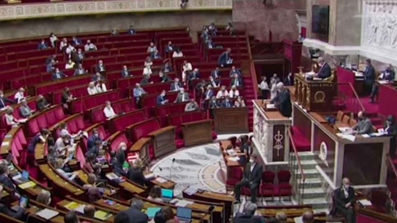 Licenciement, accès restreints aux hôpitaux : que contient finalement la loi sur le passe sanitaire imposée par la Macronie ?