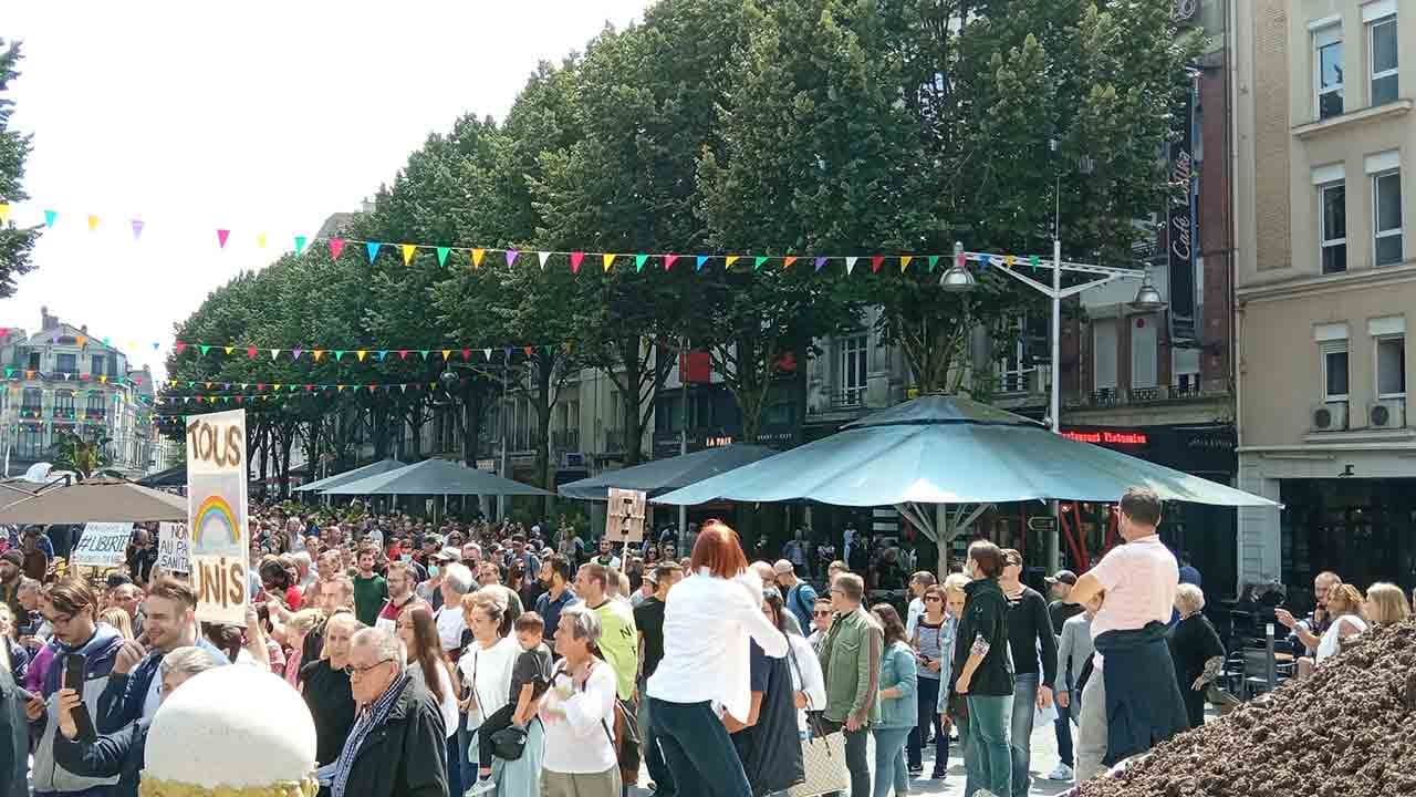 Nouvelles manifestations contre le passe sanitaire et l'obligation vaccinale partout en France