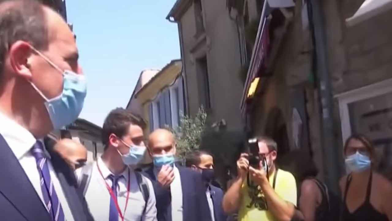 « Vous tuez la France » : Jean Castex sèchement interpellé par une passante dans la rue