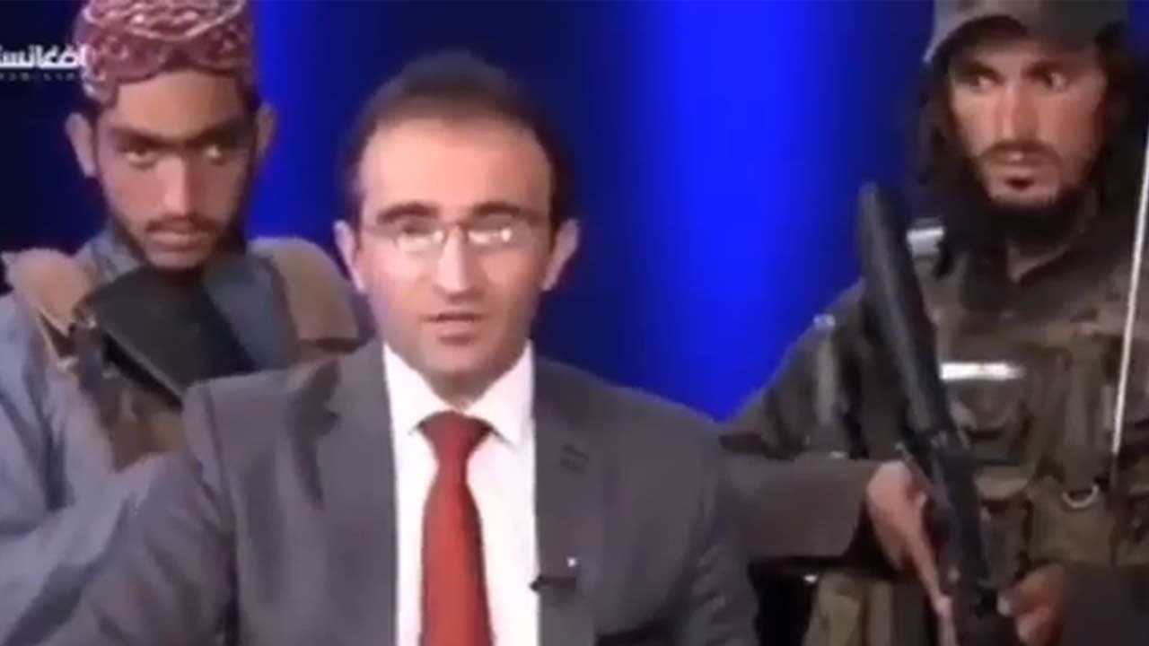 Scène surréaliste : des talibans armés derrière le présentateur d'une émission politique de la TV afghane