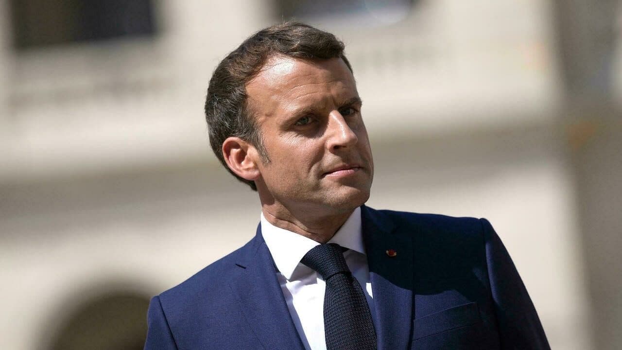 « Macron démission » : en pleine opération de communication, le président conspué à Marseille