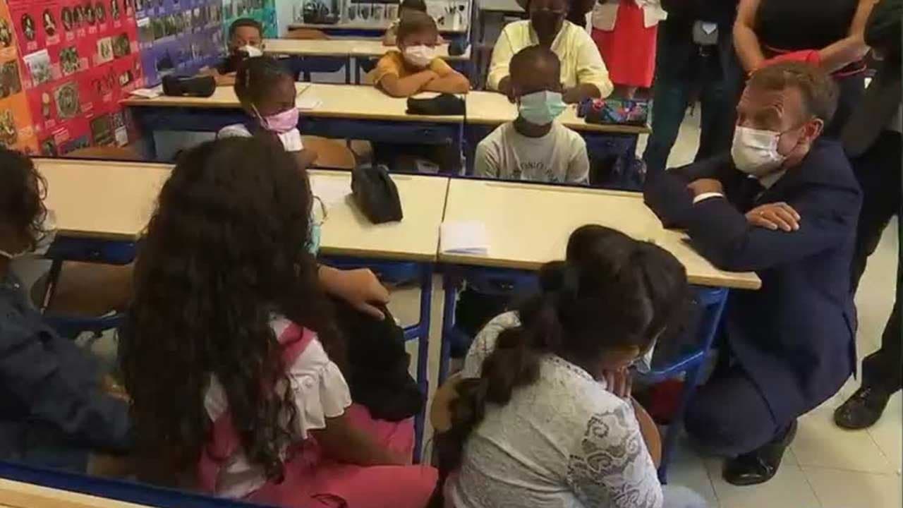 Éducation nationale : des milliers de postes supprimés depuis 4 ans, mais Macron parade