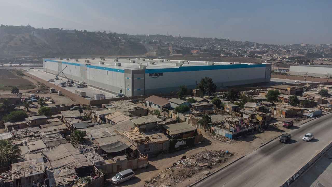 Symbole de l'indécence capitaliste, Amazon ouvre un entrepôt à 21 millions de dollars au milieu d'un bidonville