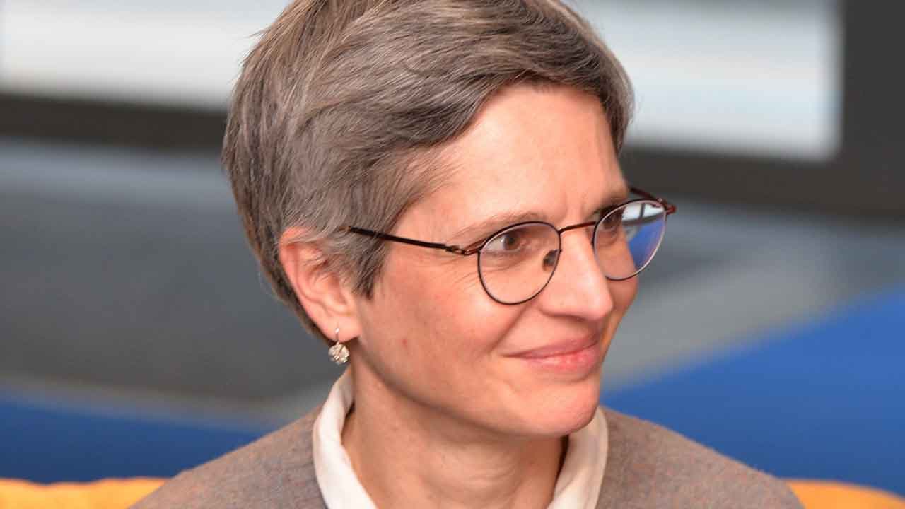 EELV : Sandrine Rousseau veut augmenter le prix de l'essence de 6 à 10 centimes par an