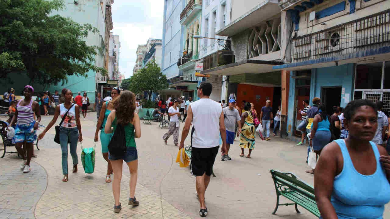 Les terrasses de La Havane revivent après neuf mois de fermeture