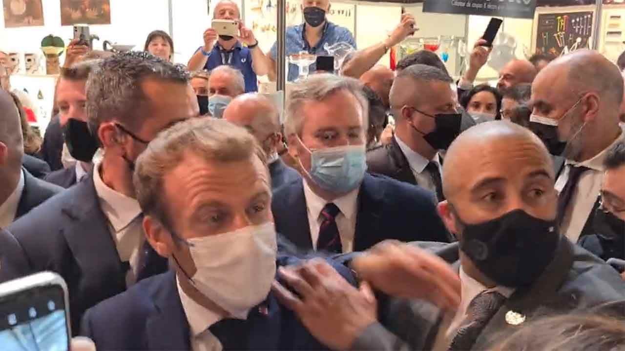 Un oeuf jeté sur Emmanuel Macron au salon de la restauration [VIDEO]