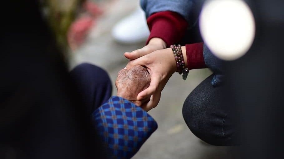 Santé : le proche-aidant, un acteur du quotidien à la fois essentiel et délaissé