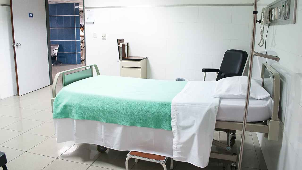 Pourquoi 5 700 lits d’hôpitaux ont-ils été supprimés en France malgré le Covid-19 ?