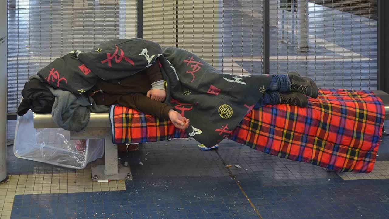 Minima sociaux, aide alimentaire, mal-logement : la misère persiste en France