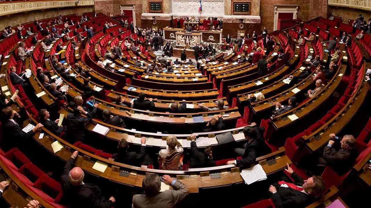 Emmanuel Macron envisage de dissoudre l'Assemblée nationale