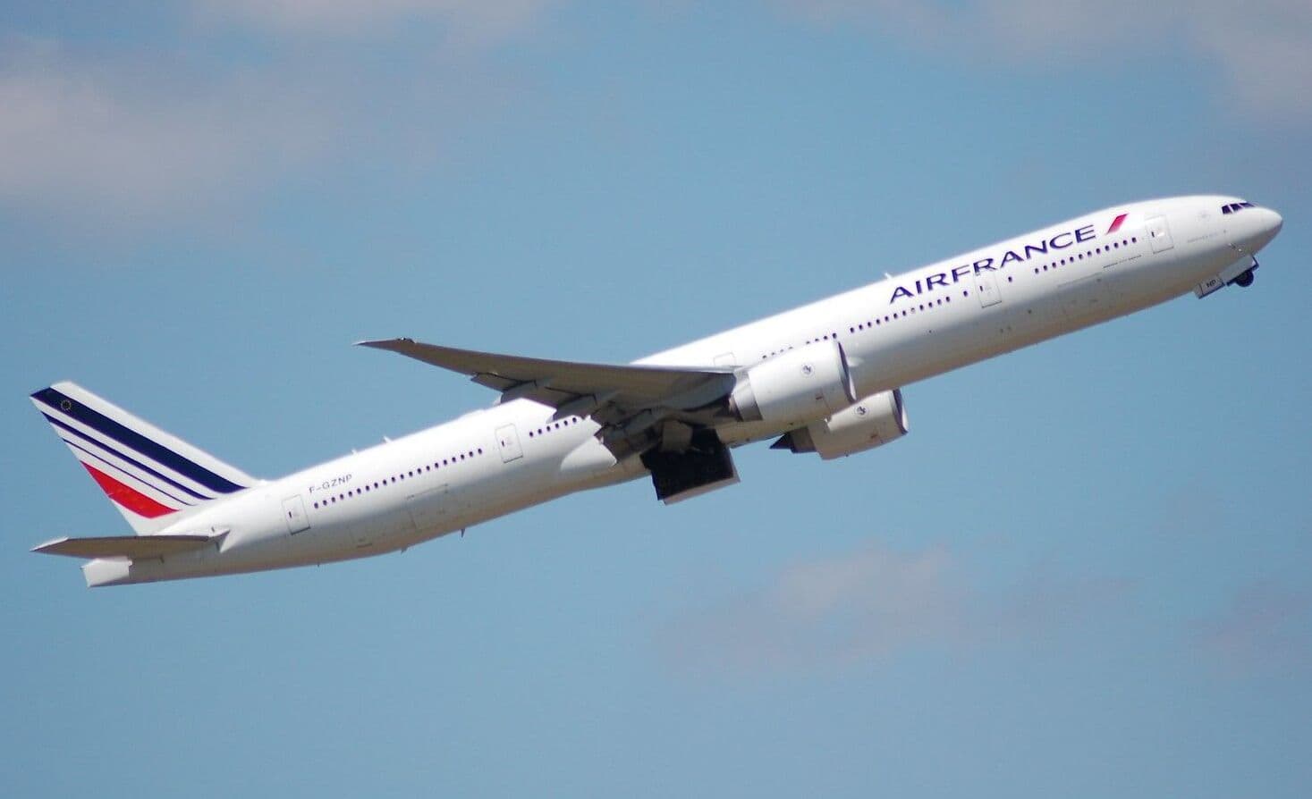 Wokisme en entreprise : « Joyeux Noël » interdit chez Air France et Audi
