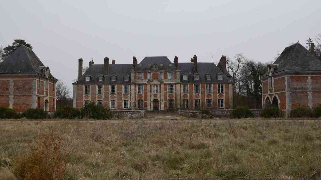 Eure : après le spectaculaire incendie du Grand château de Serquigny, l’heure des questions