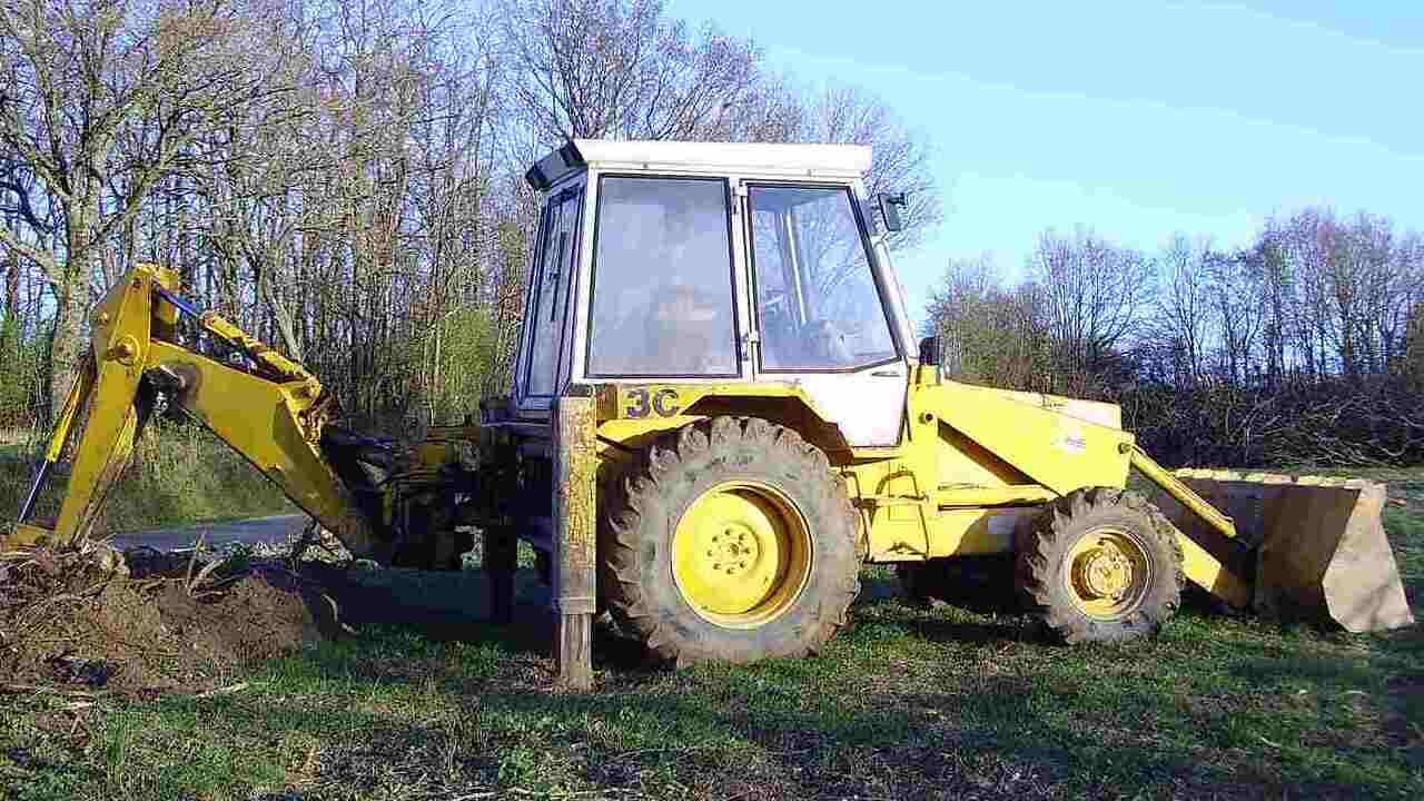 Var : « Je vais tout péter » : un agriculteur tente de faire fuir un squatteur avec sa tractopelle