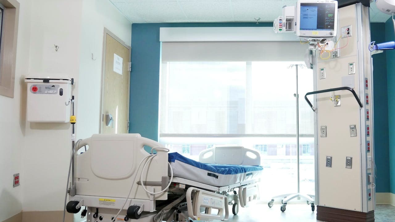 « Chaque jour est pire » : en Bretagne, les urgences n’accueillent plus les patients dignement