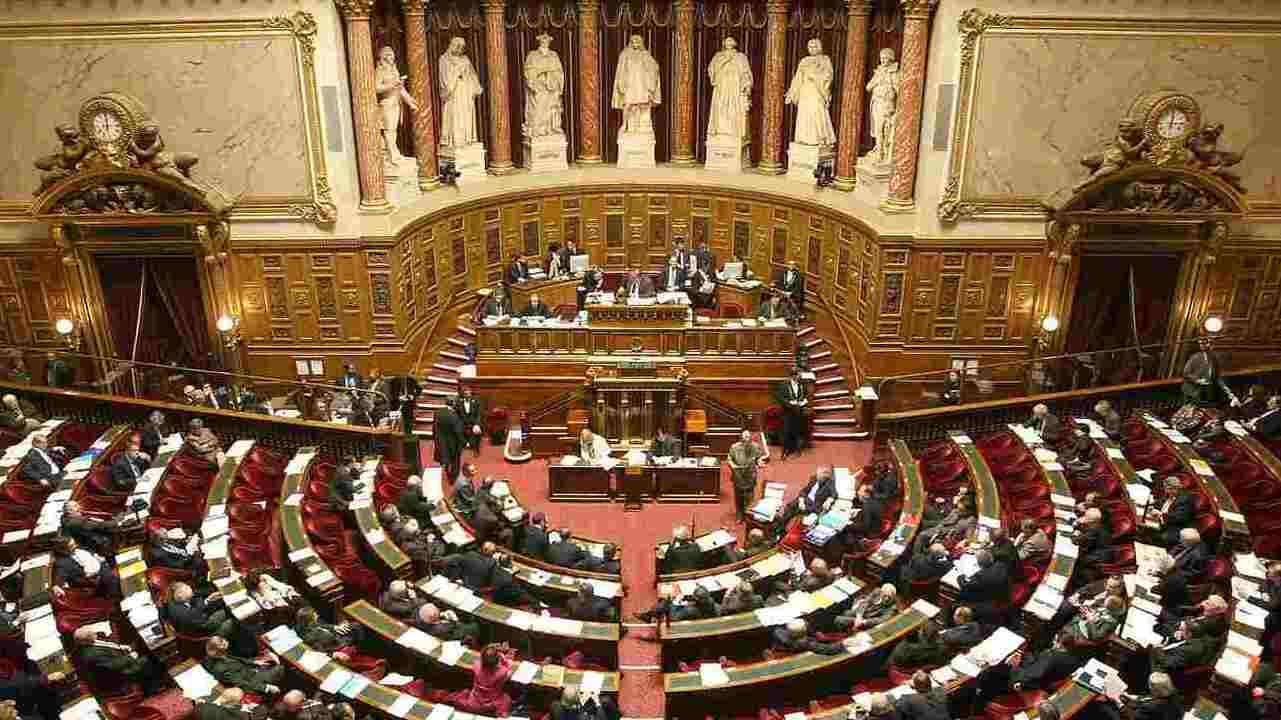 Parlement : Les sénateurs ont aussi augmenté leurs frais de mandat, de 700 euros par mois.