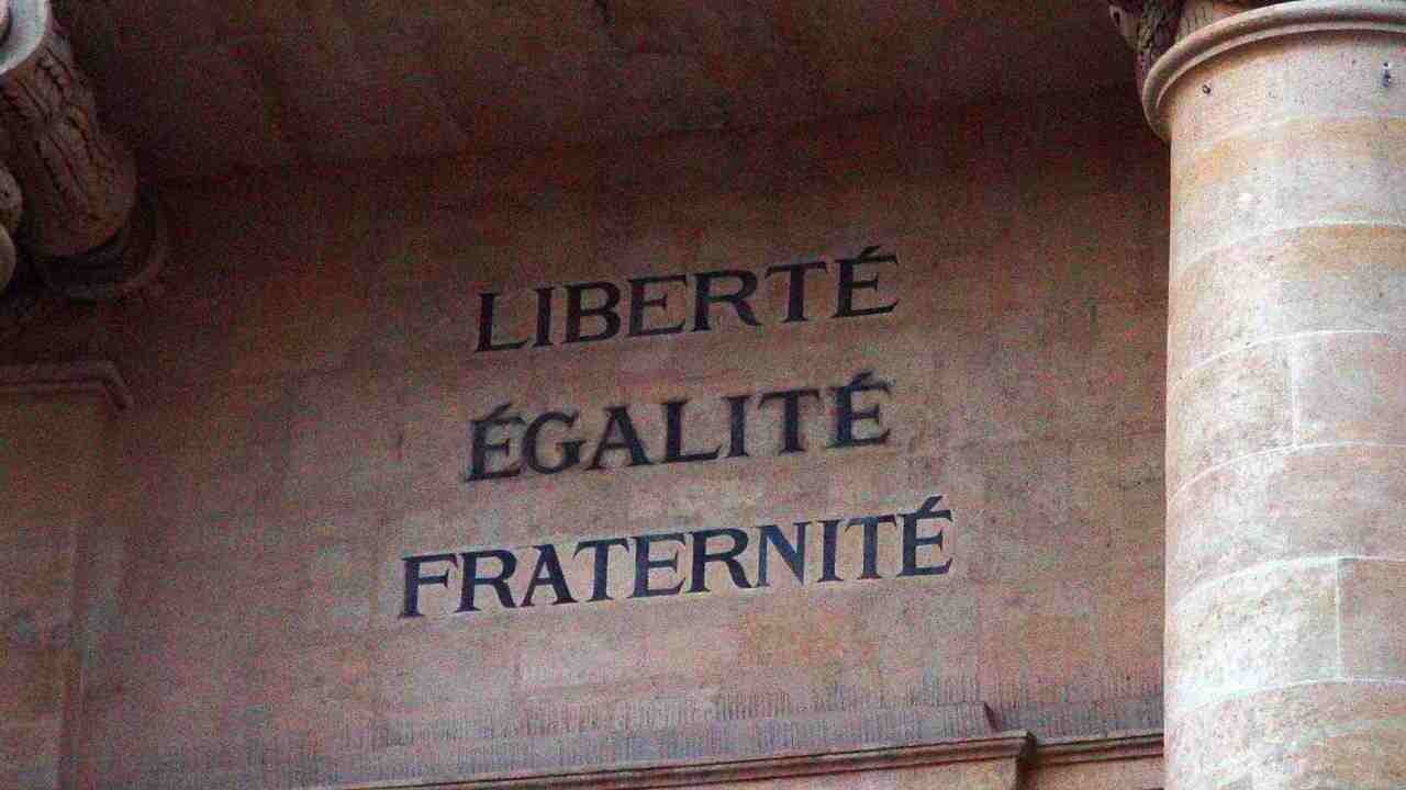 Essonne : À Étampes, la laicité ajoutée à la devise nationale sur le fronton des écoles.