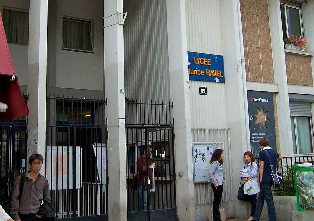 Paris : menacé de mort après avoir demandé à une élève de retirer son voile, le proviseur du lycée Ravel a quitté ses fonctions