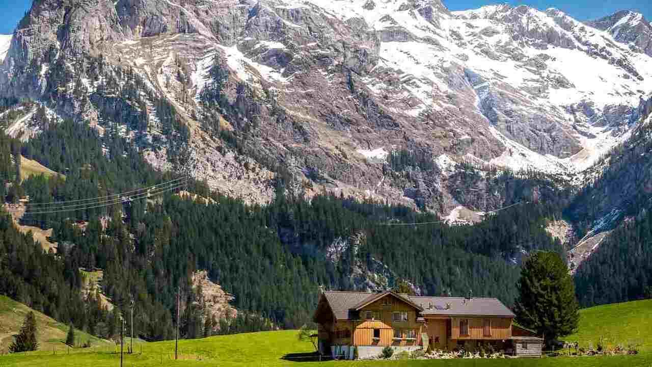 Un Français passe la tondeuse pendant les jours fériés et se voit refuser sa naturalisation suisse