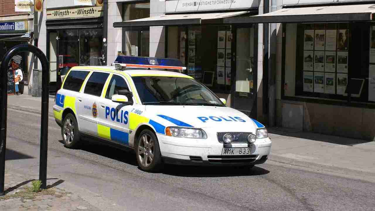 Suède : Une trentaine de policières corrompues sexuellement par des gangs leur ont fourni des informations ultra-sensibles sur des enquêtes en cours et des rivaux conduisant au meurtre d’au moins quatre personnes