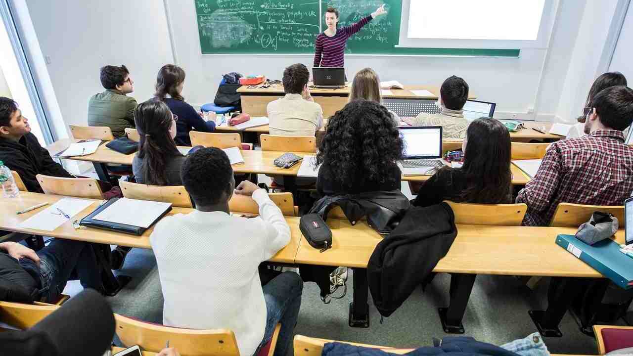 Une enseignante blessée au visage à coup de couteau en plein cours, un élève interpellé