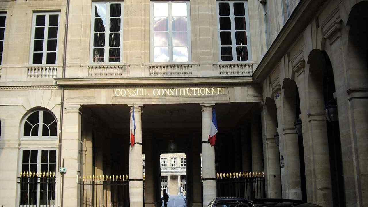 Le Conseil Constitutionnel garantit aux clandestins le droit à l’aide juridictionnelle, tollé à droite
