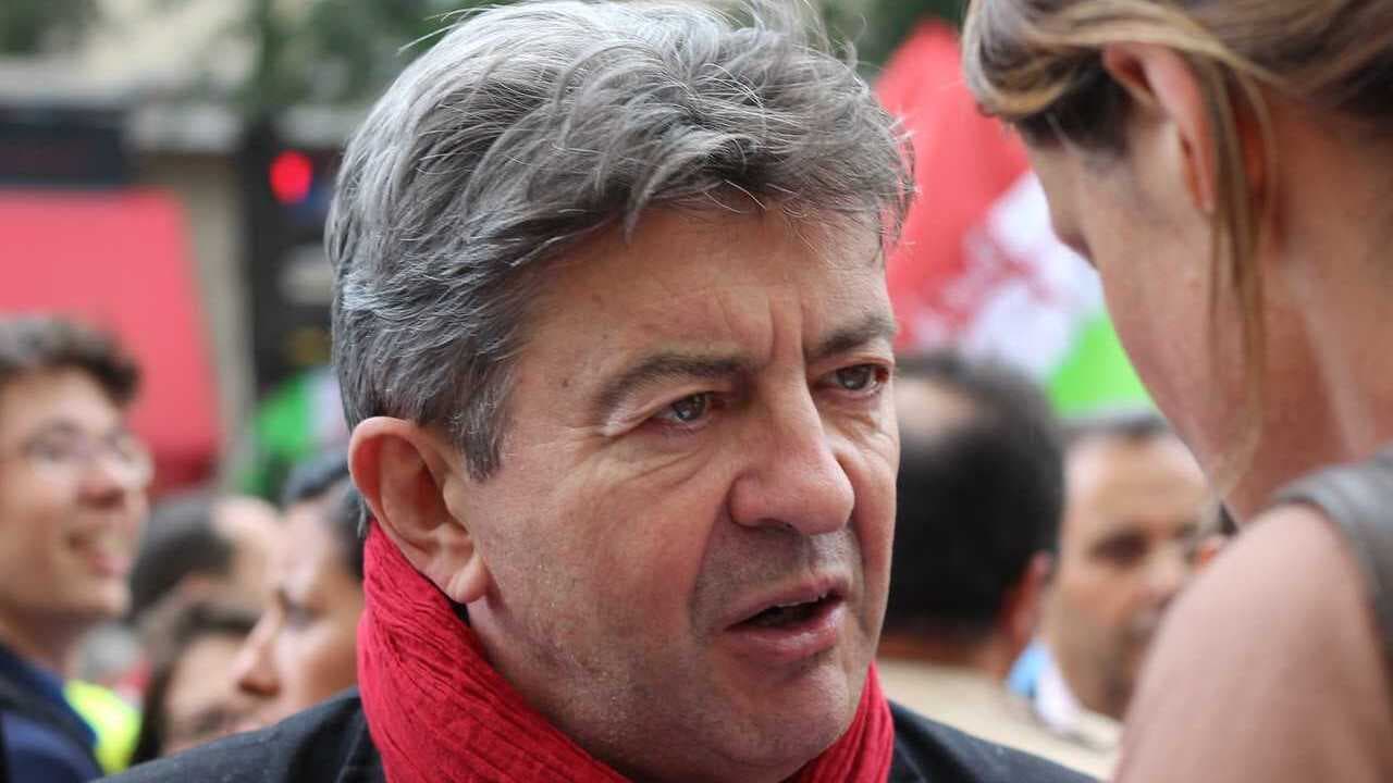 Interrogé sur le slogan « Un flic mort : un vote pour le RN en moins », Jean-Luc Mélenchon invoque « le droit de rigoler », mais « pas sur la mort des gens »