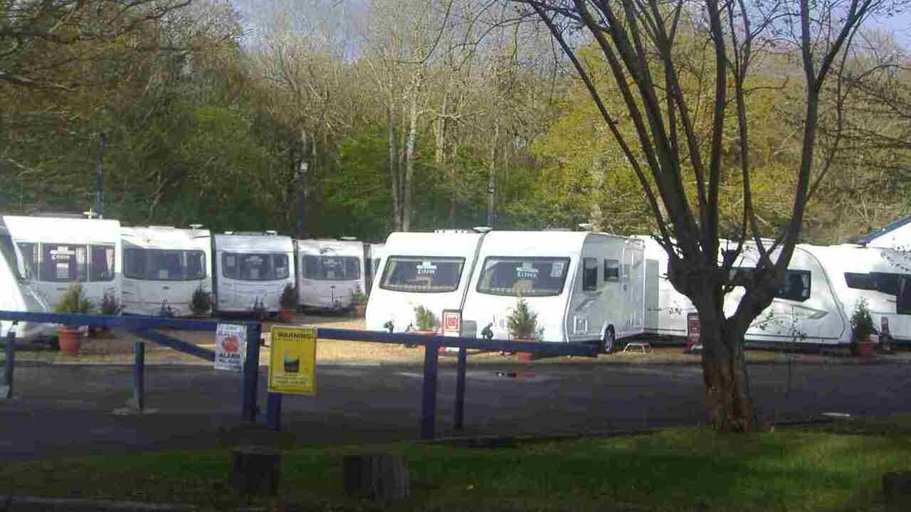 Vendée : les mairies du pays de Saint-Gilles-Croix-de-Vie fermées pour dénoncer l'arrivée de 500 caravanes