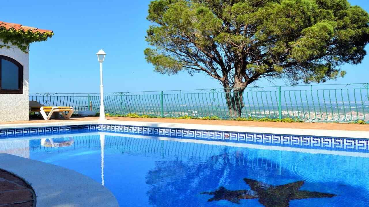 Devenu tétraplégique après un plongeon raté, il poursuit les propriétaires de la piscine qu’il squattait lors du drame