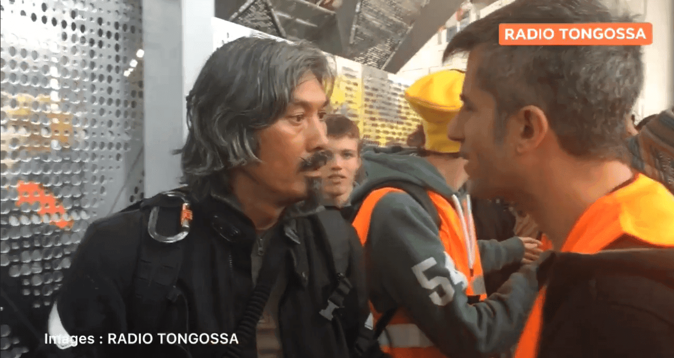 Extinction Rebellion : un mouvement « non-violent » ? Un journaliste indépendant frappé lors de l'action d'Italie 2