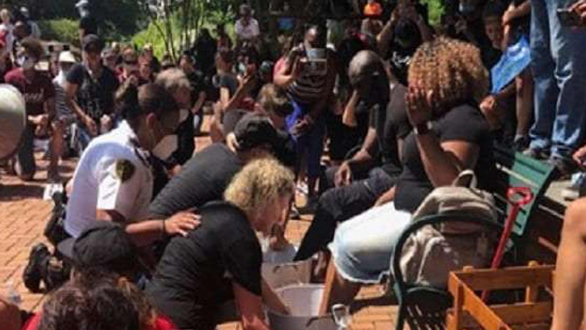 USA : des Blancs lavent les pieds des Noirs et demandent pardon pour les années de racisme (Vidéo)