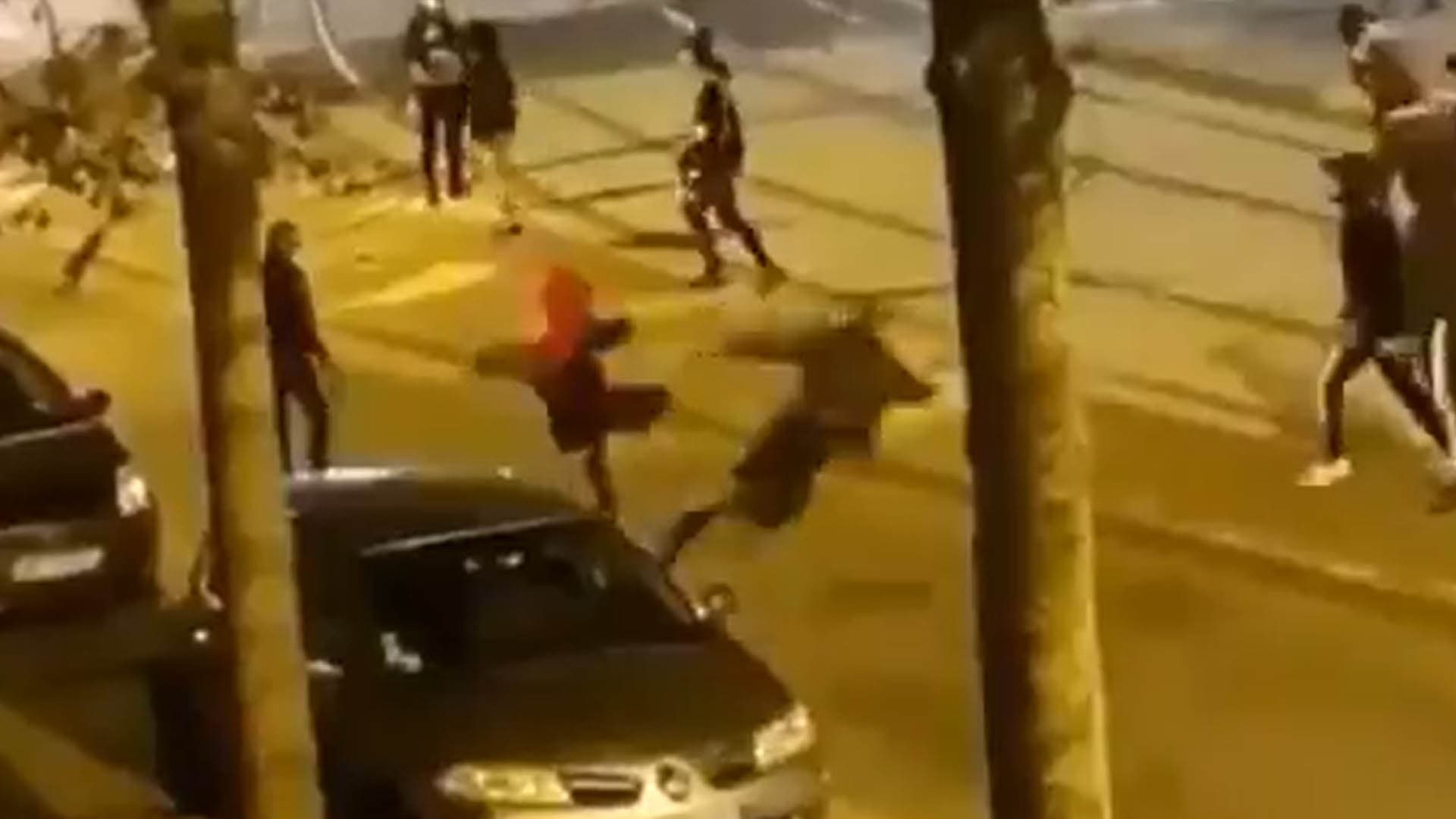 «Le gwer (le blanc), jette-lui des pavés !» : un homme venu récupérer la moto volée de son fils se fait lyncher