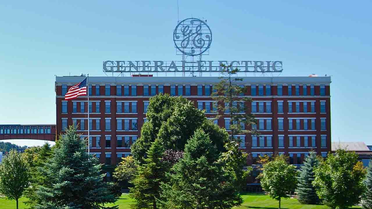 General Electric : 13 000 postes supprimés, 47 millions de dollars pour le patron