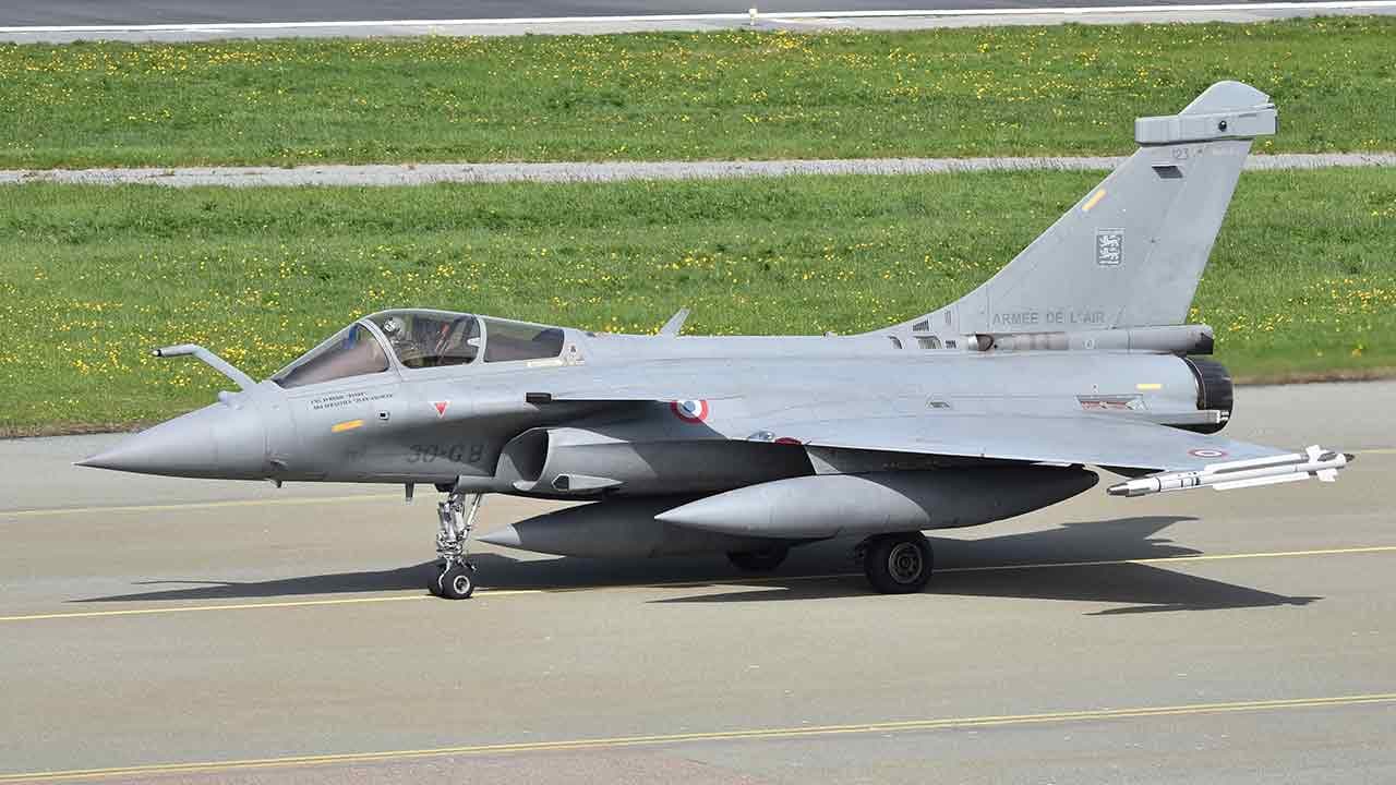 Comment la France exporte massivement des armes pour couvrir ses dépenses
