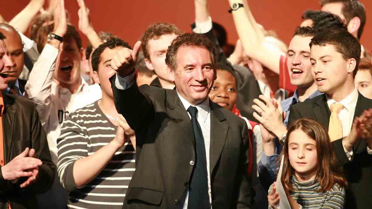 Pour Bayrou, gagner « 4000 euros par mois », c'est faire partie de la « classe moyenne »