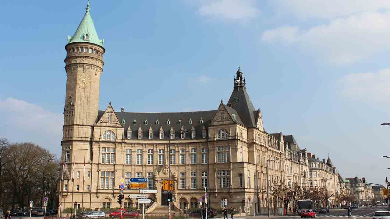 Évasion fiscale : comment des milliers d'ultra-riches Français planquent leur argent au Luxembourg