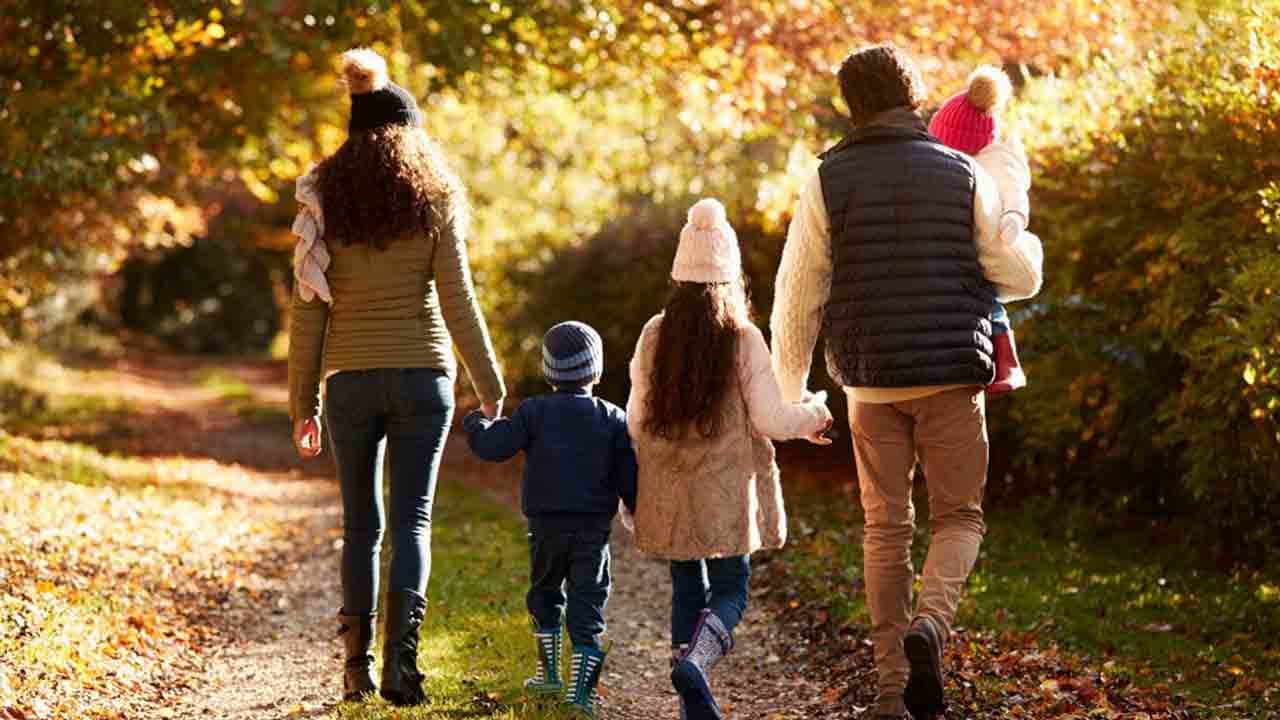 « Père », « mère » : ces mots jugés « discriminatoires » du Royaume-Uni au Québec