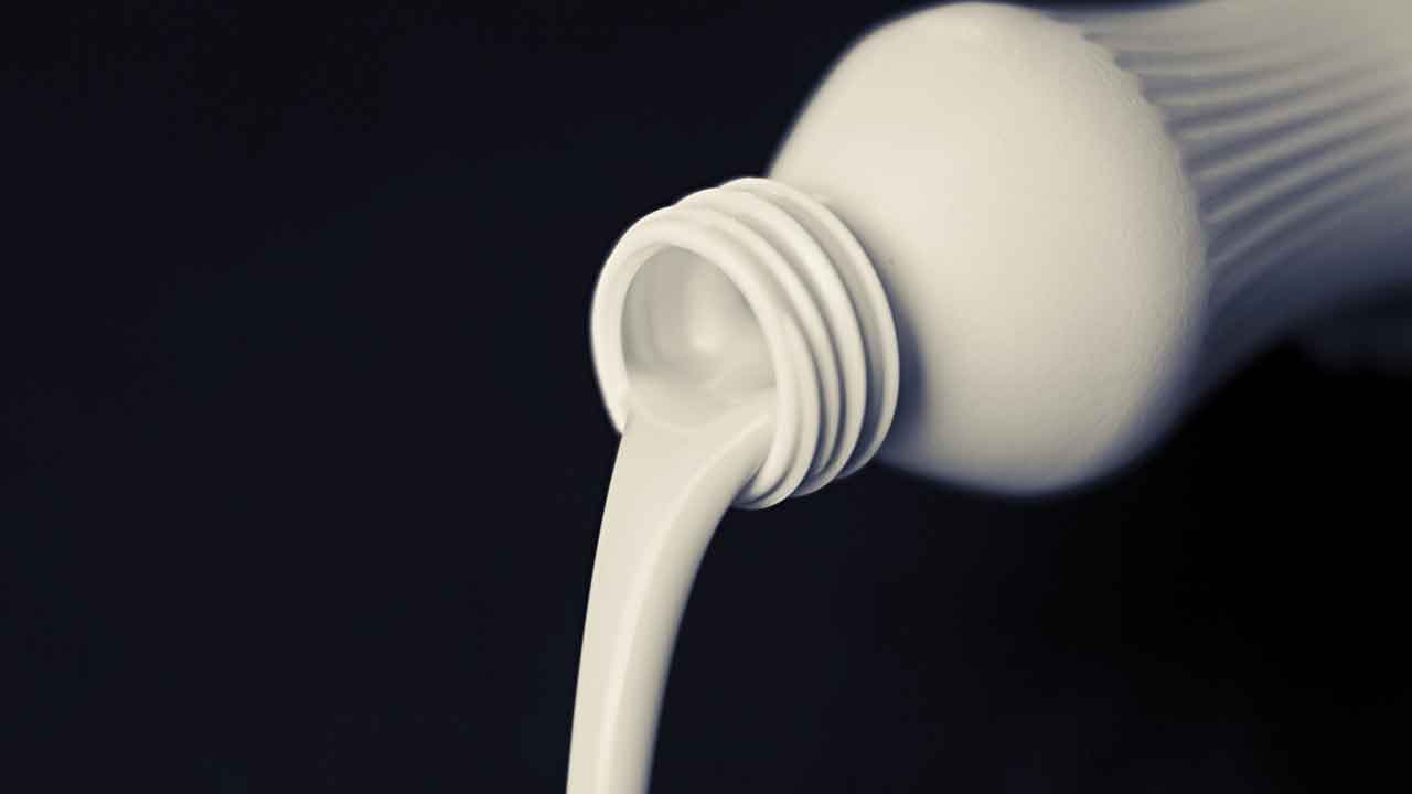 Indiquer l'origine du lait sur l'étiquette n'est plus obligatoire : l'État français se couche devant l'UE et Lactalis