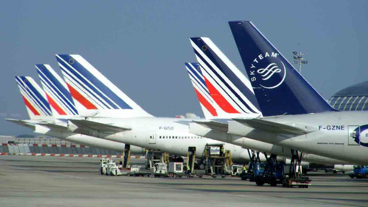 La commission européenne autorise l'État français à aider Air France, mais exige qu'il affaiblisse la compagnie