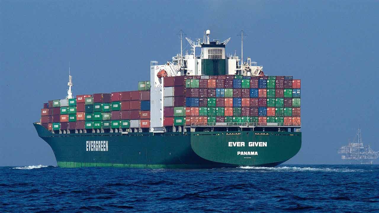 Canal de Suez: l'Égypte réclame 900 millions de dollars, l'Ever Given saisi